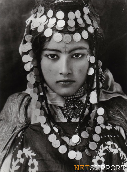 100年前のモノクロ写真のカラー化｜1905年ベルベル人・ウル・ナイル族の結婚衣装1 Lehnert Landrock Ouled Naïl Tunisie 1905